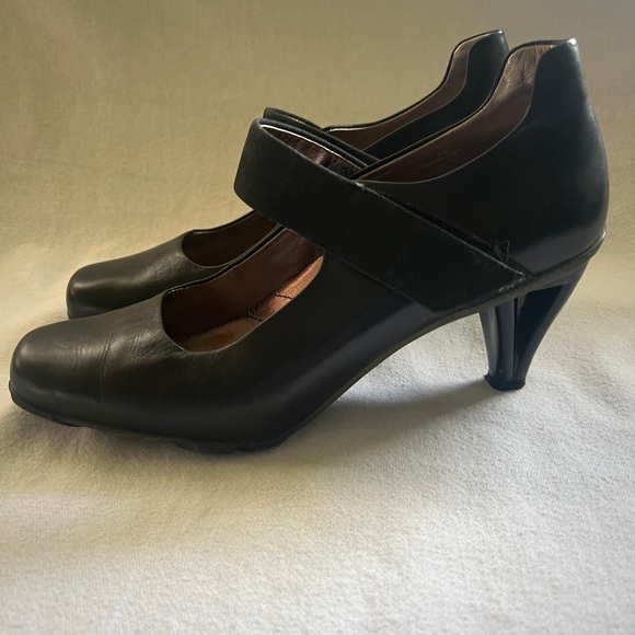 Black leather Mary Jane pump. - Picture 3 of 7